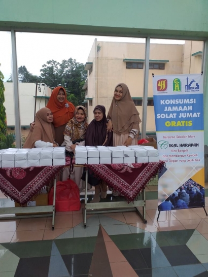 DKM Masjid Cikal Harapan Cabang Banten Berikan Konsumsi Gratis untuk Jama'ah Shalat Jum'at