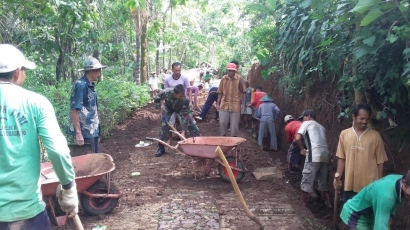 Warga Desa Tegalrejo bersama Babinsa Gotong Royong Ciptakan Lingkungan Sehat