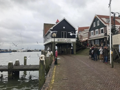 Di Volendam Belanda, Angin Menyapa dengan Menusuk Tajam
