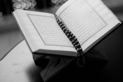 [Langit Seputih Mutiara] Al Quran Merangkul Parrita