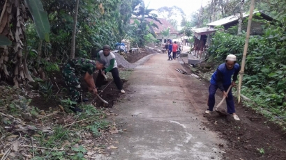 Wujudkan Lingkungan Sehat, Babinsa bersama Warga Desa Ngebel Bersihkan Lingkungan