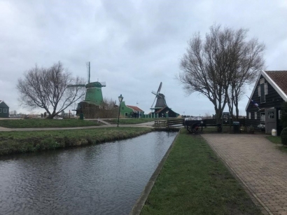 Menjelajahi "Jeroan" Kincir Angin di Zaanse Schans, Belanda