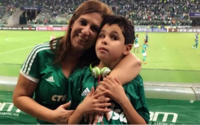 Mengharukan, Seorang Ibu Ceritakan Jalannya Pertandingan Sepak Bola kepada Putranya yang Tunanetra