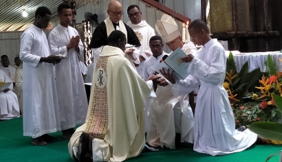 Uskup Agats Tahbiskan Moses Amiset, Imam Katolik Pertama Suku Asmat