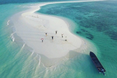 Menikmati Keindahan Pulau Pasir di Tengah Laut