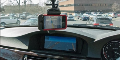 Solusi Menghindari Tilang Memakai GPS Ponsel Saat Mengemudi