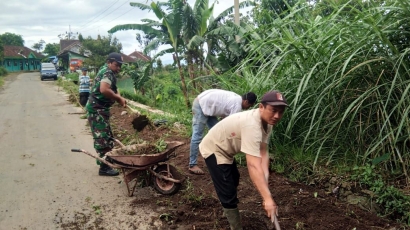 Ciptakan Lingkungan Bersih, Nyaman, dan Sehat, Babinsa Serta Warga Desa Banjarejo-Pudak Karya Bakti Bersama