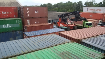 Ratusan Kontainer Tertahan di Pelabuhan Pangkalbalam