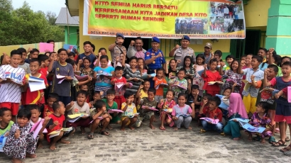 Sebanyak 1.500 Buku Dan Alat Tulis Disumbangkan Pada Siswa SD Desa Nelayan Sargae