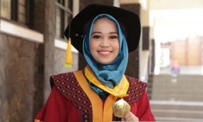 Bangga, Skripsi #2019GantiPresiden Antarkan Mahasiswi Cantik Ini Jadi Wisudawan Terbaik