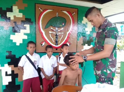 Tanamkan Disiplin, Prajurit Subhrasta Cukur Rambut Anak-anak Perbatasan