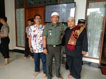 Jalin Silaturahmi Ulama & Umaro, Danramil 03/GP Ikuti Safari Sholat Jumat di Masjid Al-Muchlishin