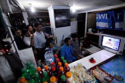 Tonton Debat Capres Jilid II di Warung Kopi,  Lagu Iwan Fals Iringi Suasana yang Memanas