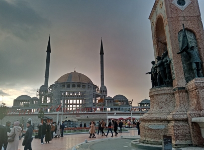 Melihat Masjid di Turki yang Selalu Dijaga Polisi