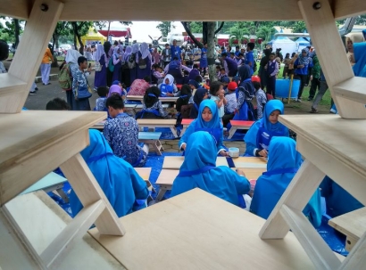 Kreativitas dan Simpati, 1000 Meja untuk Anak Negeri