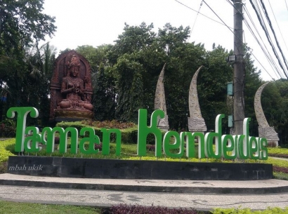 Patung Ken Dedes Aneh di Gerbang Kantor Pemerintahan Kota Malang