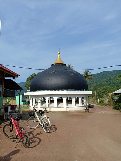 Bersepeda dari Ujung Pancu hingga Kubah Masjid di Tengah Sawah