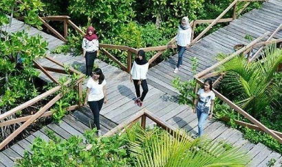 Wisata Hutan Mangrove di Kampung Laut Cilacap