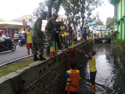 Partisipasi Kodim 0815 dalam Program Kali Bersih Kota Mojokerto