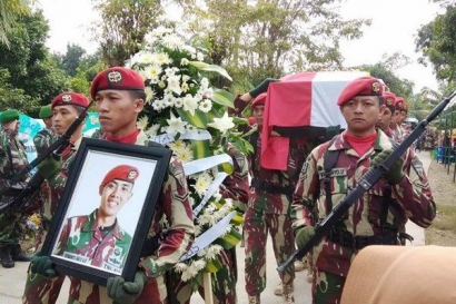 Prajurit Korps Marinir Deputasi Pemakaman Anggota TNI yang Gugur di Papua