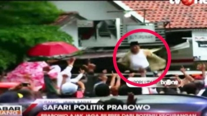 Apa Salahnya Prabowo Buka Baju?