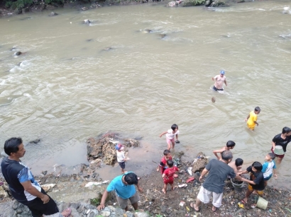 Gotong Royong Berbenah Pasca Tebing Longsor di Dekat Sungai Cisadane