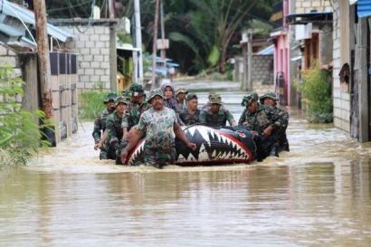 Prajurit Yonmarhanlan X Jayapura Evakuasi SAR Korban Banjir