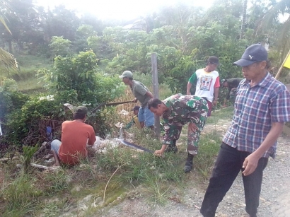 Antisipasi Genangan, Satgas TMMD ke-104 Kodim 0913/PPU Gotong Royong Bersihkan Lingkungan bersama Warga