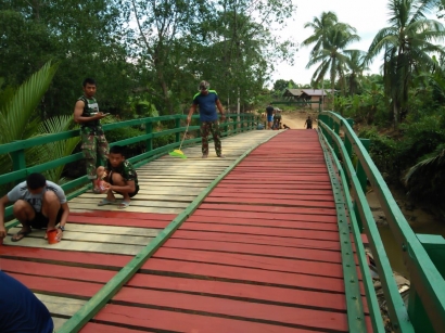 Jelang Akhir TMMD, Satgas TMMD Ke-104 Kodim 0913/PPU Beri Kado Indah Percantik Jembatan Buat Warga Desa Argomulyo dan Desa Tengin Baru