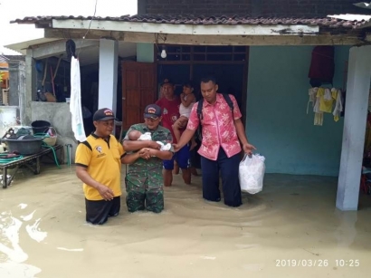 Kali Lamong Meluap, Koramil 0815/08 Dawarblandong Bantu Evakuasi Warga