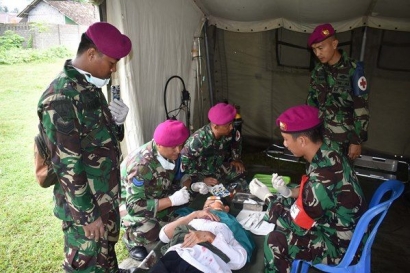 Marinir Gelar Pengobatan dan Makan Siang Gratis di Ngancar Kediri