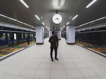 Mencoba MRT Jakarta di Malam Hari