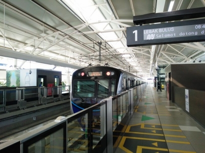 Mulai Berbayar, MRT Masih Sepi di Jam Sibuk