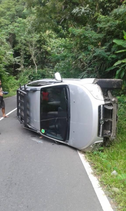 Minibus Mengalami Kecelakaan Tunggal di Jalan Pelabuhan Ratu