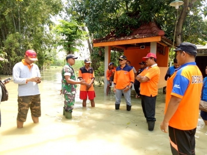 Babinsa Koramil 0815/08 Dawarblandong Pantau Lokasi Banjir Luapan Kali Lamong