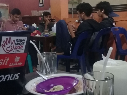 Gamer-gamer "Tangguh" di Meja-meja Waroeng Kopi Aceh