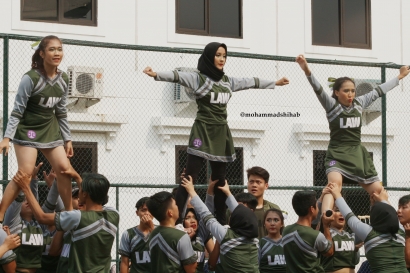 [Foto] Aksi Cheerleaders Berhijab Ramaikan President University