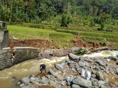 Jembatan Penghubung 2 Kampung Adat di Sukabumi Terputus Terbawa banjir