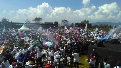 Puluhan Ribu Massa Pendukung Pasangan Prabowo-Sandi Padati Stadion Suryakencana Sukabumi