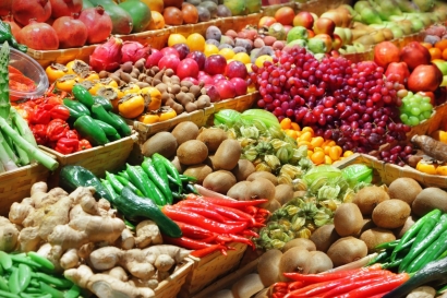 Mengonsumsi Sayur dan Buah Lokal