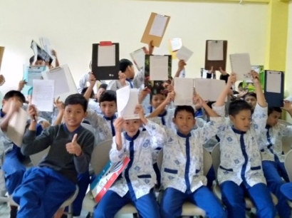 SDIT Al Irsyad Cikutra Bandung Latih Kebiasaan Menulis Sejak Dini