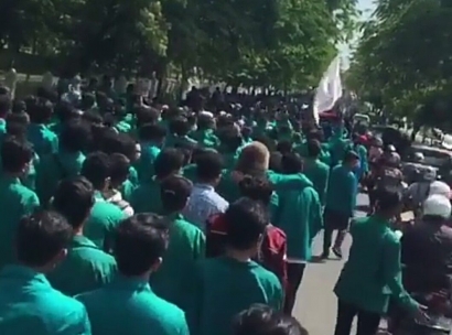 [Update] Mahasiswa Kembali Seruduk Kantor Gubernur Aceh, Lanjutkan Aksi Tolak PT EMM