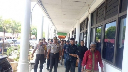 [Update] Dikawal Kapolda Aceh, Plt Gubernur Nova Iriansyah Akhirnya Temui Mahasiswa Pengunjuk Rasa