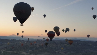 Terbang dengan Balon Udara di Langit Kapadokya