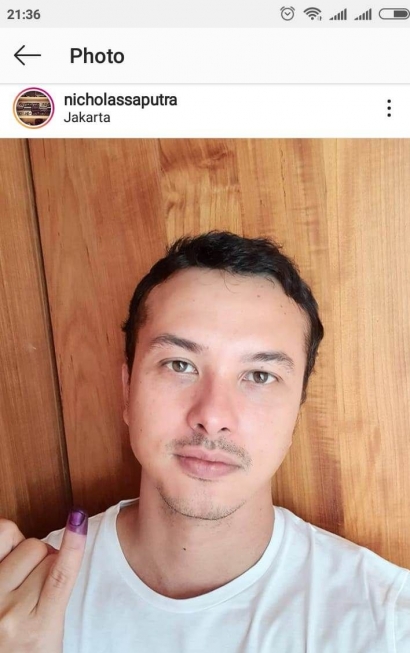 Selfie Jari Ungu Nicholas Saputra Menjadi Tandingan Foto Pilpres 2019
