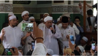 Sujud Syukur Prabowo di Mata Salah Satu Pendukungnya