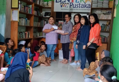 Aksi Peduli Taman Bacaan Alumni SMPN 4 Jakarta di TBM Lentera Pustaka