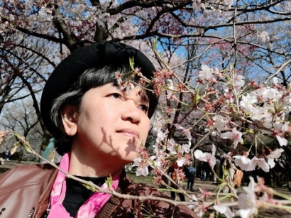 [Berburu Sakura 12] Terima Kasih Mereka untukku, Langit Biru, dan Bunga Sakura