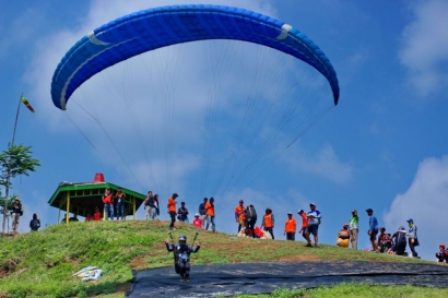 Juara Dunia Paralayang pun Terkesan dengan Spot Bukit Si Kuping, Batang