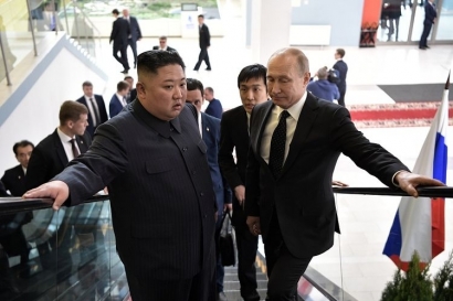 Vladimir Putin "Merangkul" Korea Utara